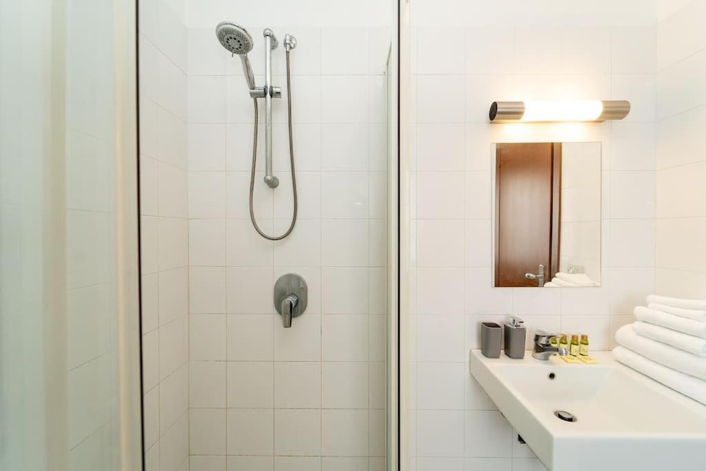 5 Giornate Apt Con Terrazzo E Garage Privato Mailand Exterior foto